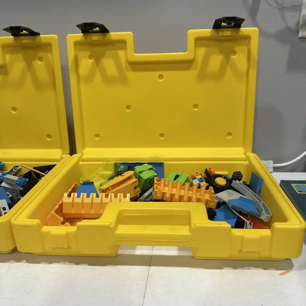 VINTAGE 1983 FISHER PRICE CONSTRUX CREATIVE BUILDING PARTS YELLOW CASE LOT OF 2